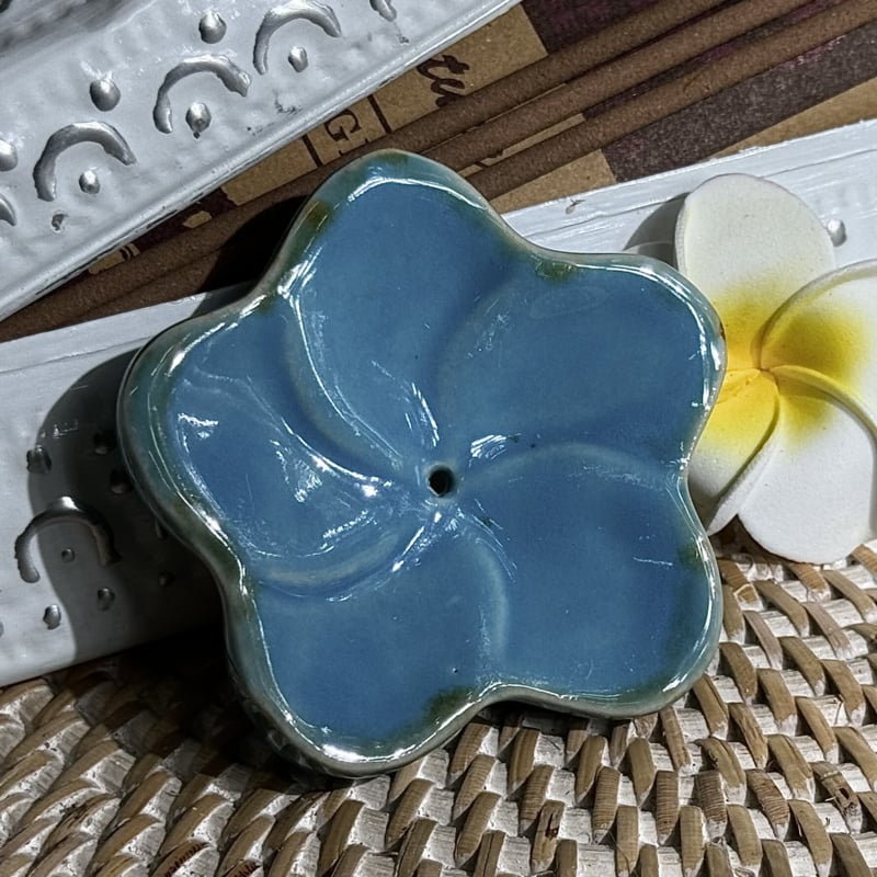 Aardewerk wierookhoudertje jepun/frangipani