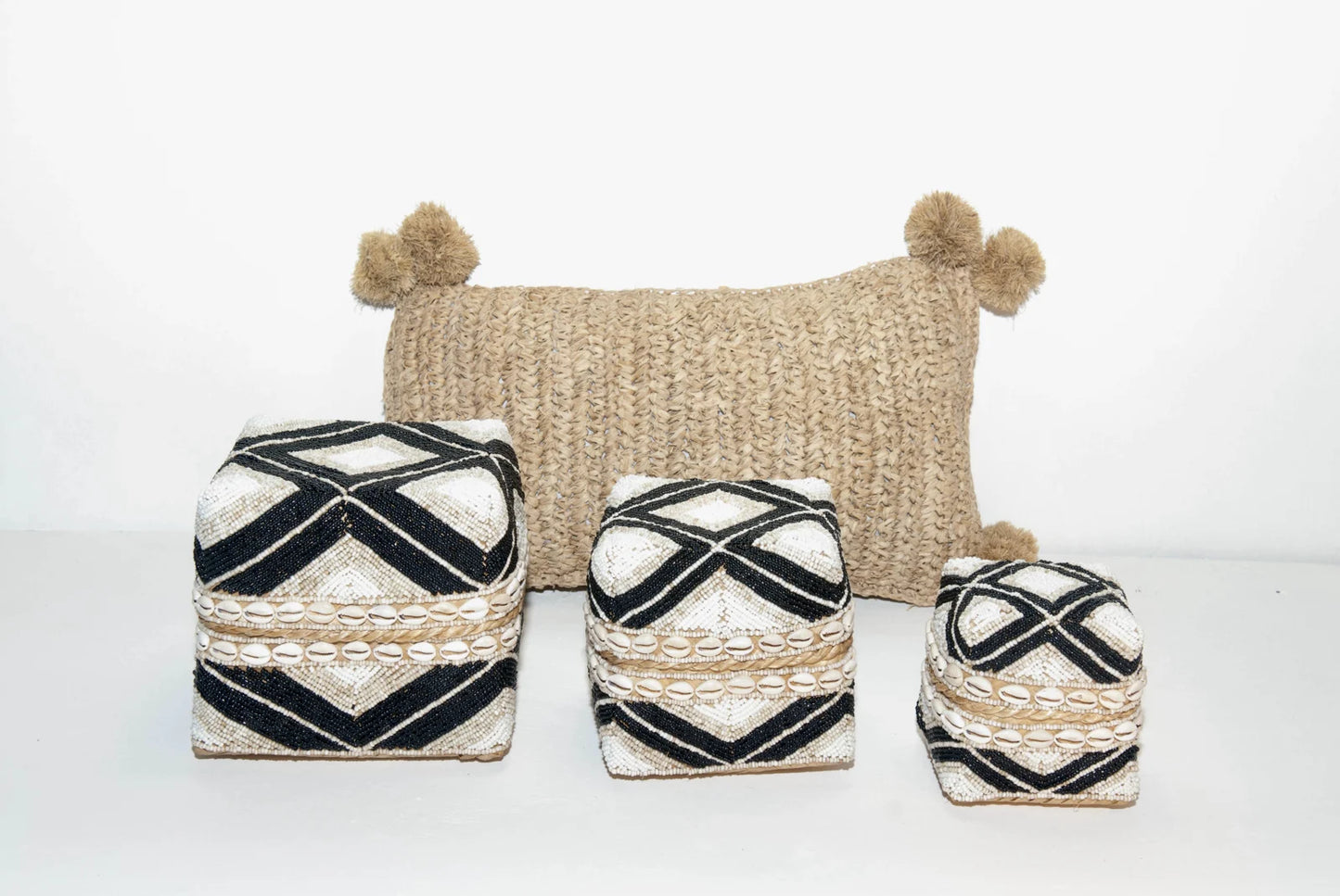 Offermand kraaltjes/schelpjes zwart/crème/wit