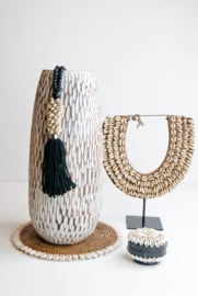 Schelpen ketting op standaard Antique