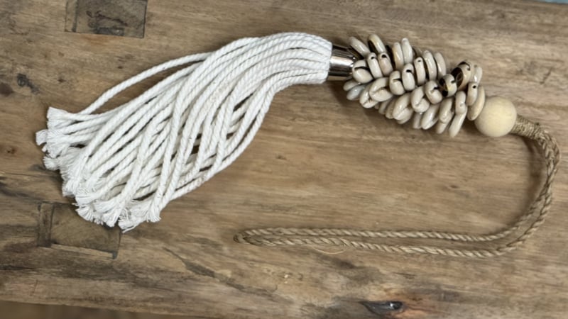 Necklace with wooden beads and shells (short)