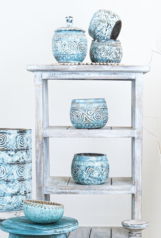 Holztopf mit Deckel, handgeschnitzt im Stammesstil, türkis/weiß/natur