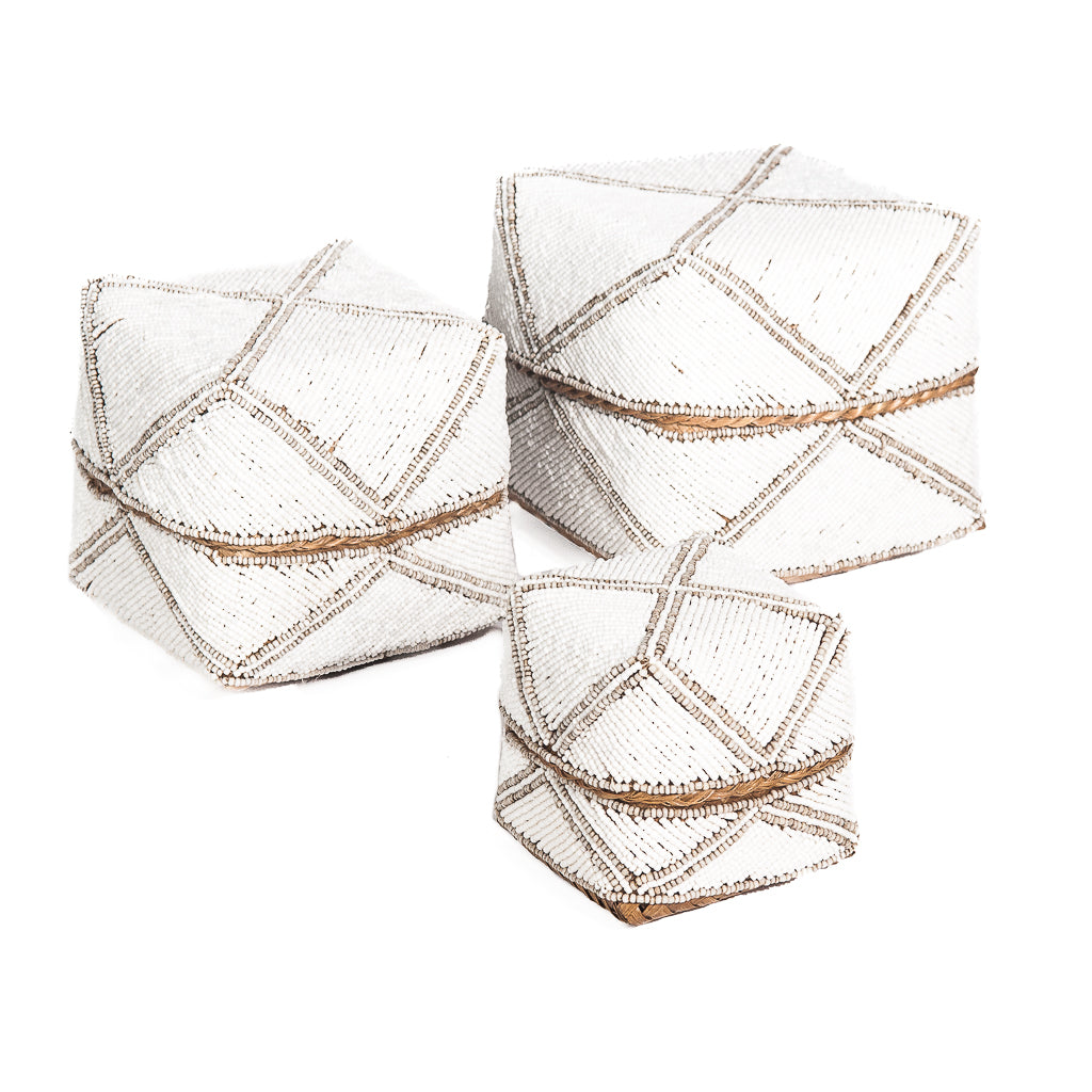 Offering basket beads/shells white/gold