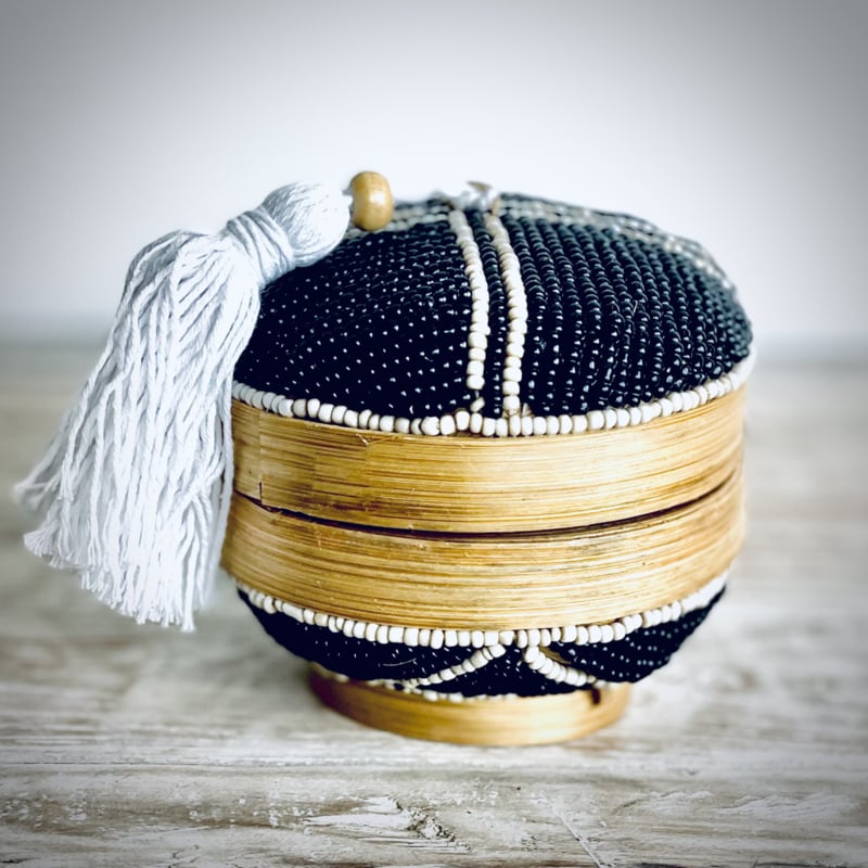 Doosje bamboe met kraaltjes en kwastje (diverse kleuren)