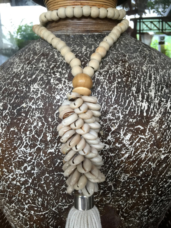 Necklace with wooden beads and shell, long, natural