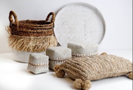 Kussen Lefkadia rechthoek gevlochten seagrass met pompons