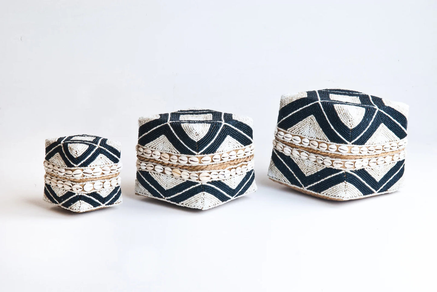 Offermand kraaltjes/schelpjes zwart/crème/wit