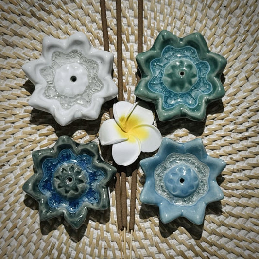 Aardewerk wierookhoudertje lotus