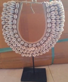 Papua ketting op standaard schelpjes klein