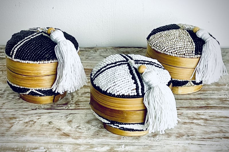 Doosje bamboe met kraaltjes en kwastje (diverse kleuren)