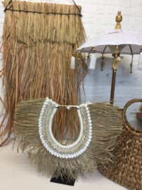 Muschel-/Grashalskette auf Ständer