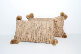 Kussen Lefkadia rechthoek gevlochten seagrass met pompons
