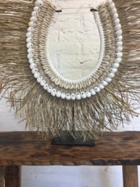 Muschel-/Grashalskette auf Ständer