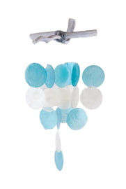 Windspiel mit kleinem Kreuz aus Capiz-Muscheln