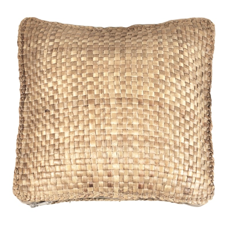 Sierkussen van gevlochten bananenblad