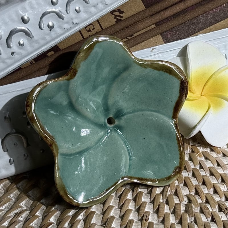 Aardewerk wierookhoudertje jepun/frangipani