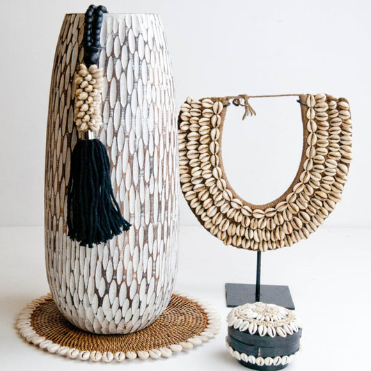 Schelpen ketting op standaard Antique