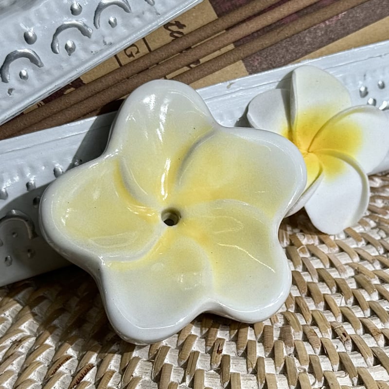 Aardewerk wierookhoudertje jepun/frangipani
