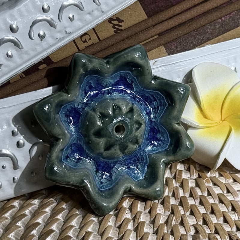 Aardewerk wierookhoudertje lotus