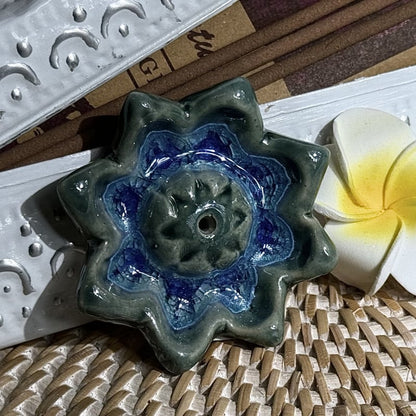 Aardewerk wierookhoudertje lotus