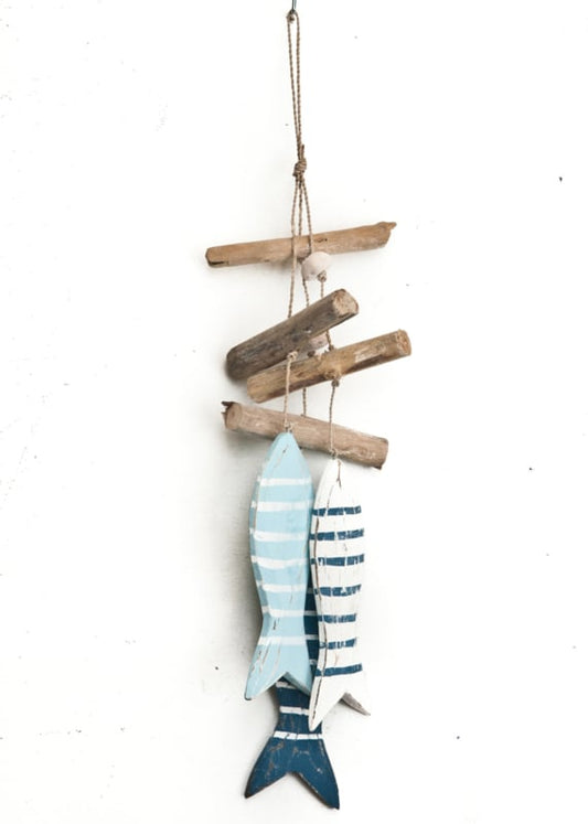 Treibholz, ein Haufen Fische