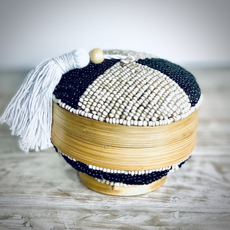 Doosje bamboe met kraaltjes en kwastje (diverse kleuren)