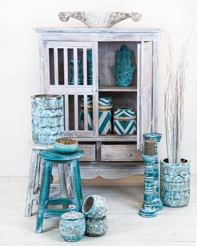 Wooden cabinet with slats and double doors, medium natural/whitewash