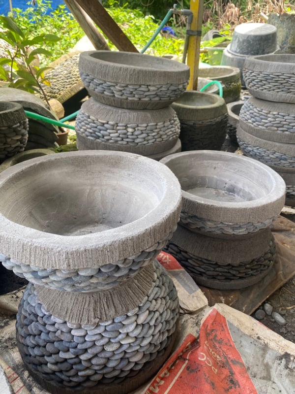 Stapelbarer Steintopf aus Beton mit Flusssteinen, grau, Ø 40 cm – Bali Styling & Ibiza Living