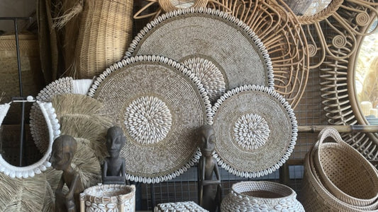 Set Tiga ornamenten op standaard natural/crème