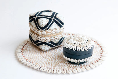Rattan coaster/placemat decorated with shells