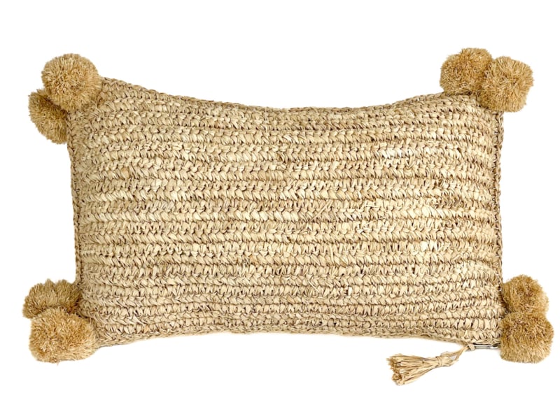 Kussen Lefkadia rechthoek gevlochten seagrass met pompons