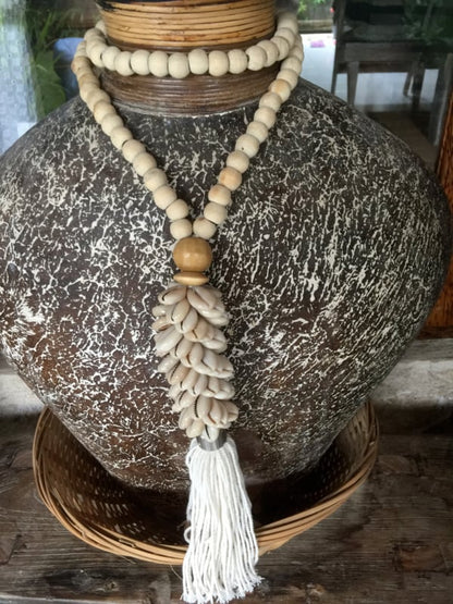 Necklace with wooden beads and shell, long, natural