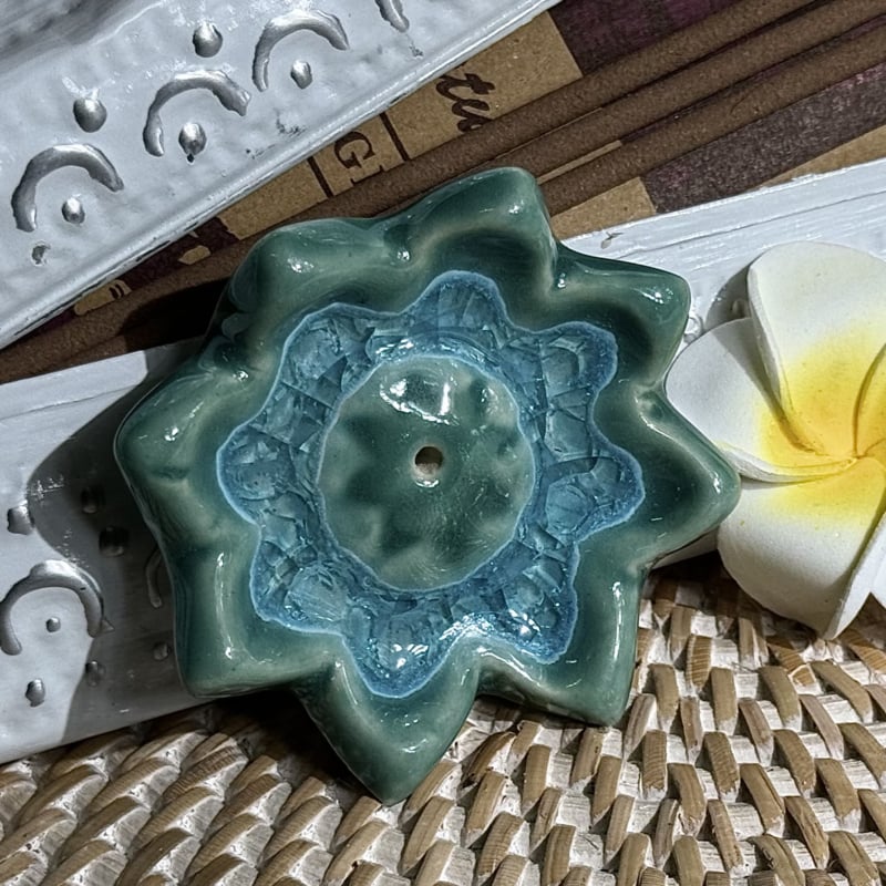 Aardewerk wierookhoudertje lotus