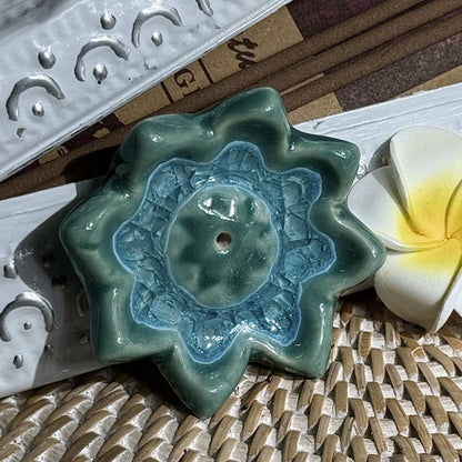 Aardewerk wierookhoudertje lotus