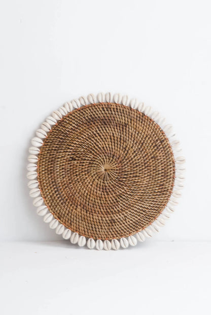 Rattan coaster/placemat decorated with shells