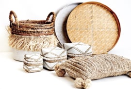 Kussen Lefkadia rechthoek gevlochten seagrass met pompons