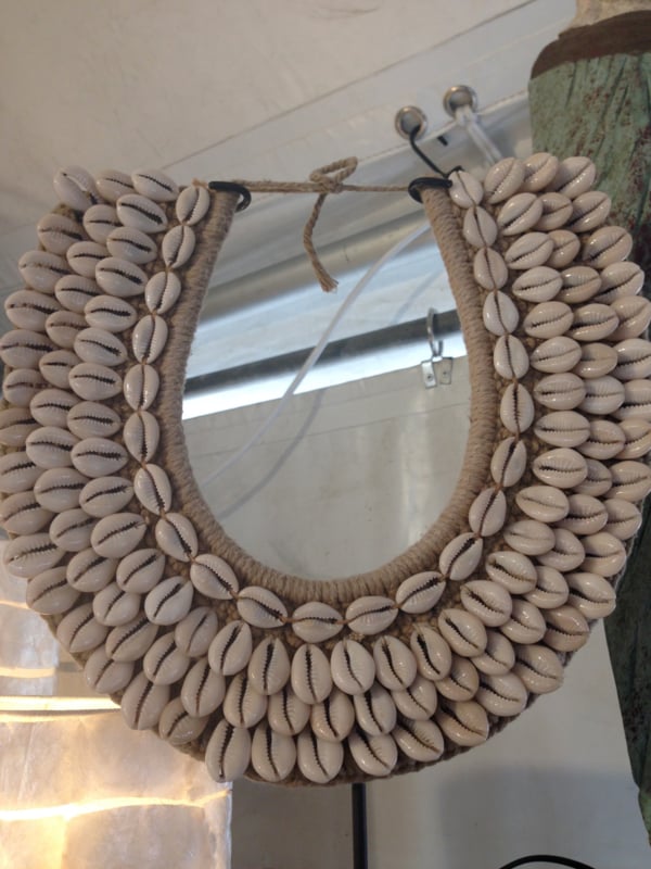 Papua ketting op standaard schelpjes klein