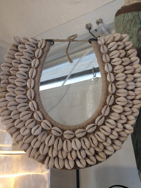 Papua-Halskette auf Standardmuscheln klein