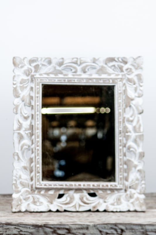 Handgeschnitzter Spiegel, weiß und hellgrau, 33 x 38 cm