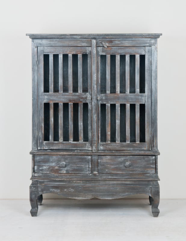 Holzschrank mit Lamellen und Doppeltüren, mittelgrau/grau gewaschen