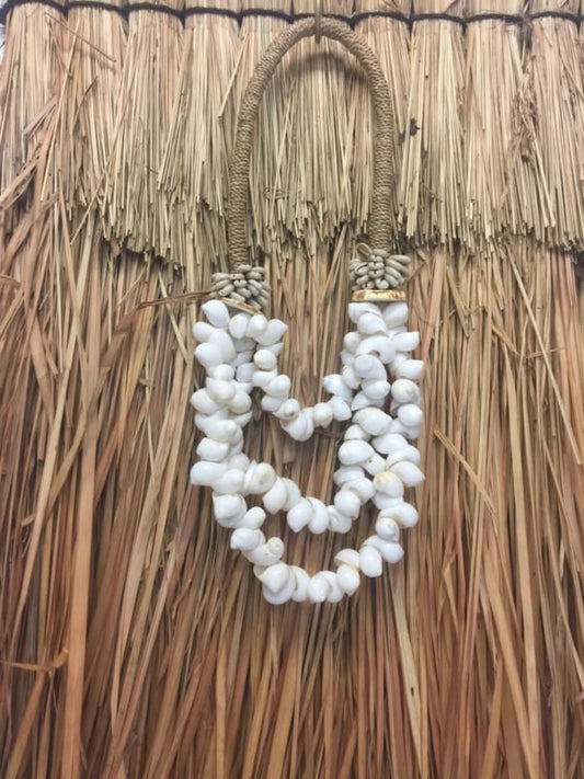 Dekorative Halskette aus Muscheln