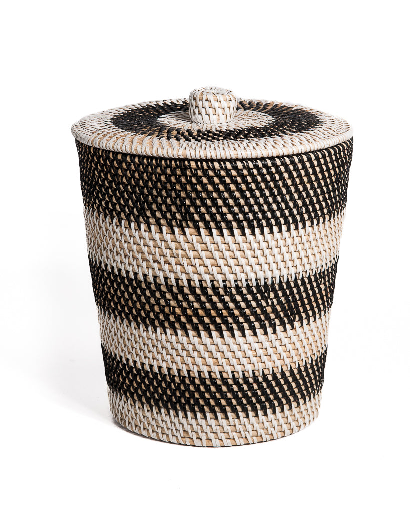 Waste bin with lid natural white black rattan